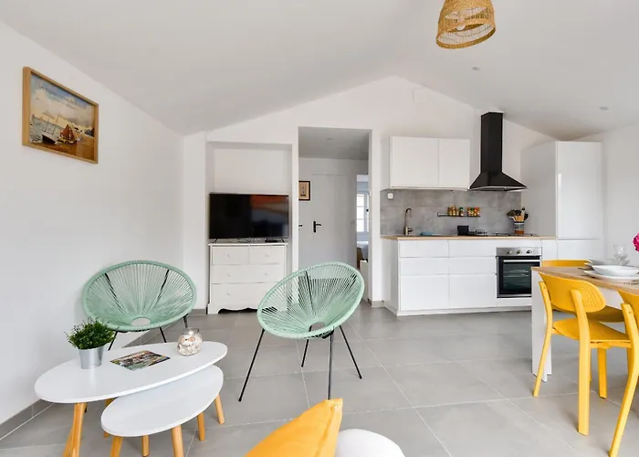 500m De La - Maison 6 Adultes & 1 Enfant *