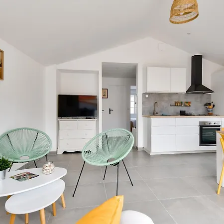 500m De La - Maison 6 Adultes & 1 Enfant *